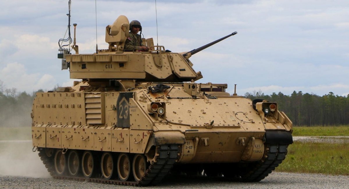 Як виглядає БМП Bradley M2A2 всередині: з чим матимуть справу бійці ЗСУ, які почнуть опановувати машини вже у січні