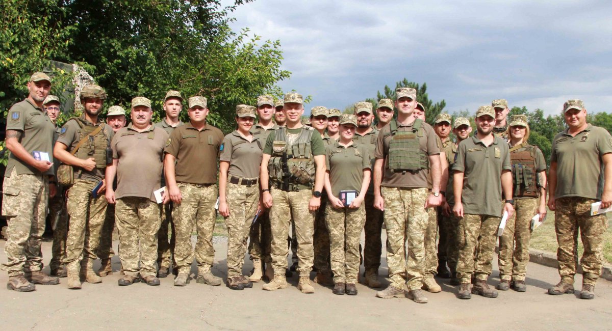 Командувач СВ ЗСУ та українські військовослужбовці в зоні ООС