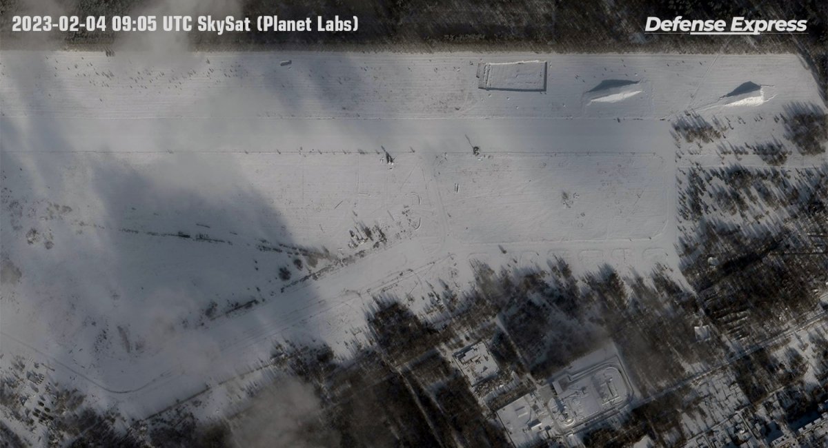 Чи стає загроза меншою: детальні супутникові знімки аеродрому Зябровка у Білорусі у 22 км від України