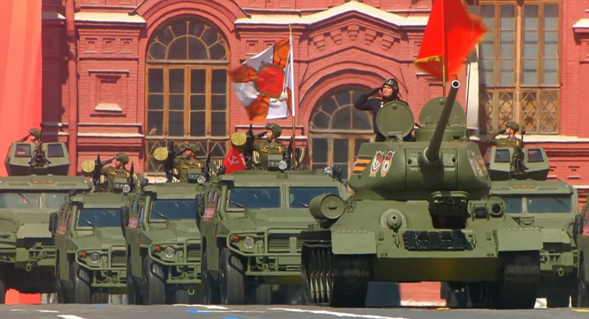 Танки, БМП, ЗРК та артилерія закінчились: для параду у Москві знайшли лише Т-34 та бронеавтомобілі (фото)