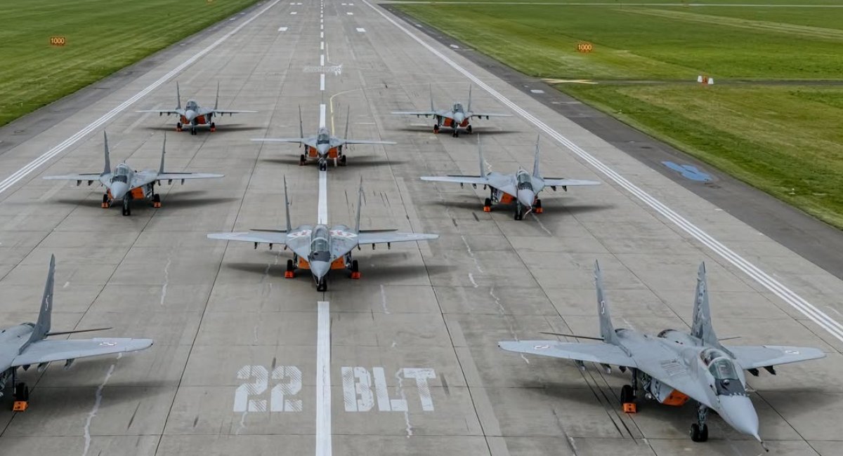 Поляки показали на злітній смузі дев'ять МіГ-29, які треба Болгарії або ЗСУ, але забули про один нюанс
