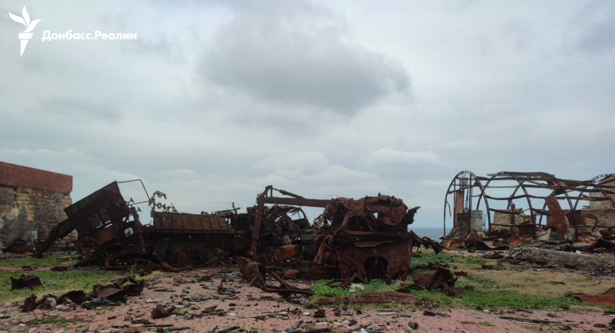 Знищена російська техніка на острові Зміїний. Фото: Донбасс.Реалии 
