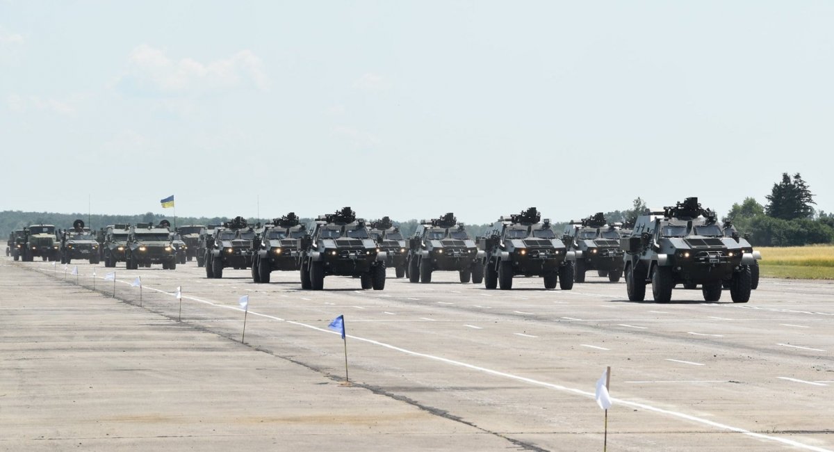300 одиниць техніки та понад тисячу військових: почались тренування до військового параду (відео)
