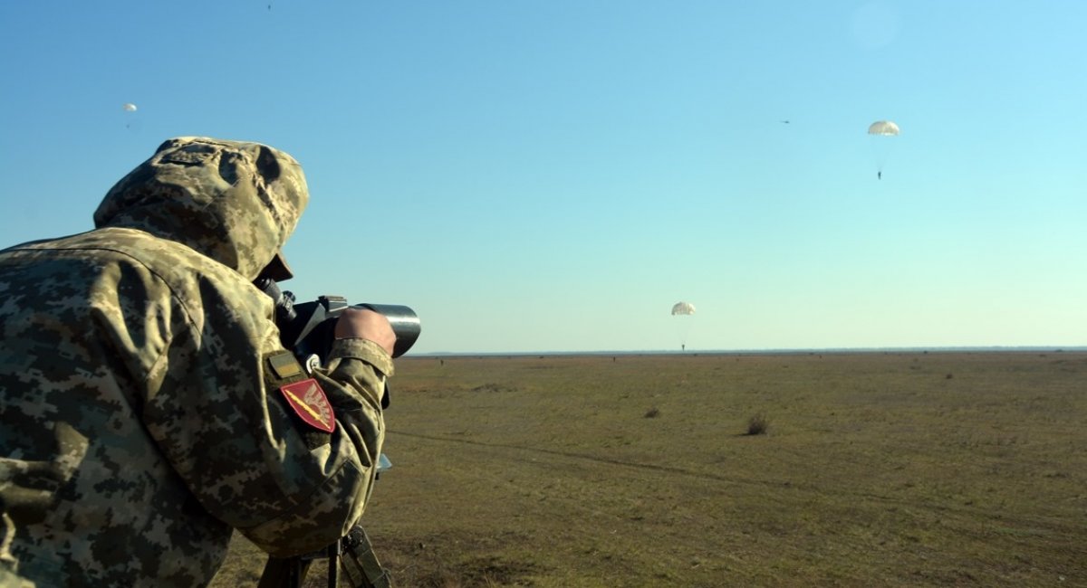 Як миколаївські десантники виконують програму парашутних стрибків: фото