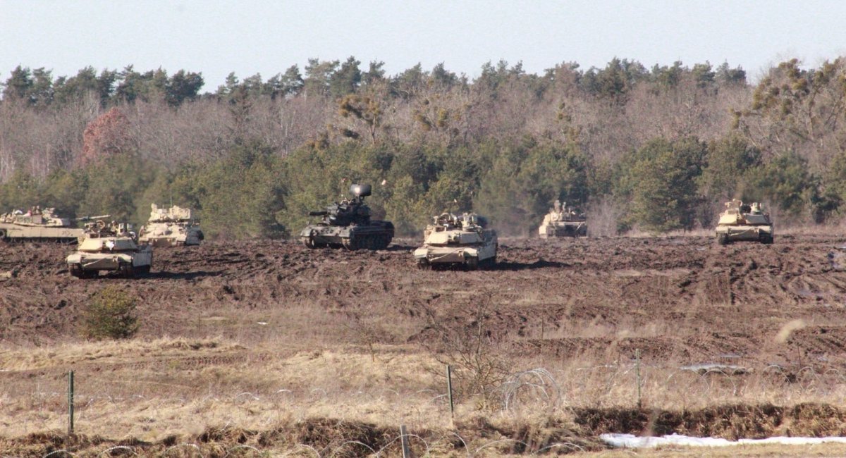 США та Румунія на навчаннях у Польщі показали, як будуть захищати танки від дронів й до цього є питання