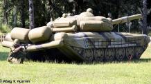 Рашисти мають "гумову армію" і кидають на поле бою фейкові танки