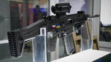 Фото зі складання CZ BREN 2​ в Україні: президенту Чехії показали перші зібрані штурмові гвинтівки