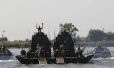 Солдати НАТО на "Козаках": ​Українські та британські десантники відпрацювали взаємодію при форсуванні водної перешкоди