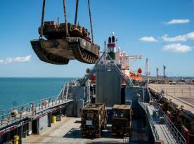 Австралія почала завантажувати танки Abrams для України: скільки їх буде та коли очікувати