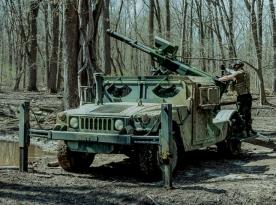 Спочатку САУ Hawkeye випробували в Україні, потім показали в США, а тепер просувають для тероборони Польщі