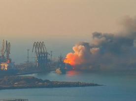 З'явилось якісне відео зі знищеними та пошкодженими кораблями РФ у Бердянську: рахуємо втрати ворога