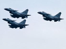 Що це китайський винищувач J-10, з російсько-ізраїльським корінням, який збиває французький Rafale