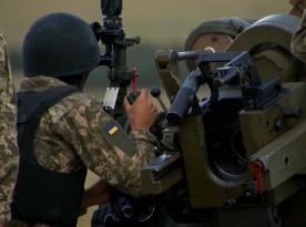У Британії показали, як наші військові опановують гаубиці L118 та ракетну систему M270 (відео)