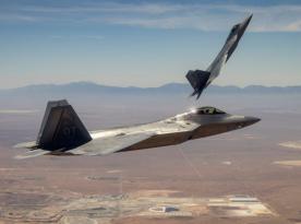 Вперше в історії пілот керував у польоті одночасно і винищувачем F-22, і безпілотним дроном-напарником MQ-20 Avenger