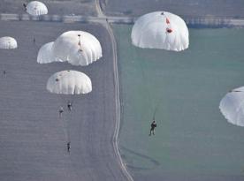 Спецпризначенці ССО ЗСУ на навчаннях виконали близько 600 стрибків з парашутом (відео)