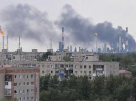 Найпотужніший російський НПЗ палає, на Омський нафтопереробний завод завітали українські дрони, що стало найдалекобійнішим ударом на понад 2500 км