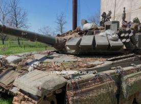 Коли паркани та каміння краще за штатний захист найновіших танків РФ: що в контейнерах ДЗ армії РФ