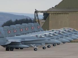 Хто може потрапити у пастку, бо  хоче витиснути максимум з F/A-18C/D та стареньких F-5​E/F, поки чекає на F-35