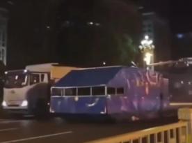 Які секрети ховає Китай, маскуючи прототипи новітньої військової техніки під сині коробки дорожніх служб