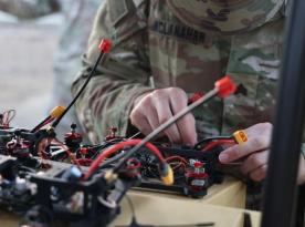 Армія США запустила мобільну майстерню для виробництва FPV-дронів просто в джунглях