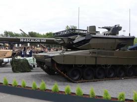 140-мм гармата вже відстрілялася на ходу, а встановлювати нема куди, бо Франція розучилася робити шасі танків