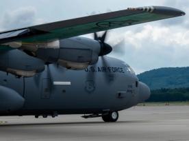 З ремонтом одного C-130 вийшла ціла епопея, яка тривала п`ять років, а деталі возили через Атлантику