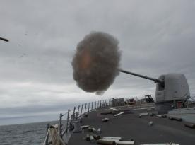 Вперше за 38 років есмінець ВМС США зі 127-мм гармати обстріляв іранське судно, що потрапило на відео