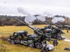 Французи вирішили, що якщо 16 САУ CAESAR поділити на більше дивізіонів, то дронам РФ стане складніше влучати