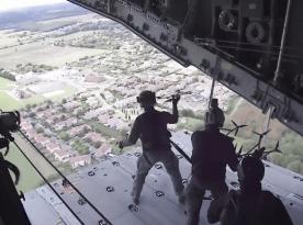 Навіщо французи кидаються FPV-дронами з вантажного літака A400M прямо на ходу