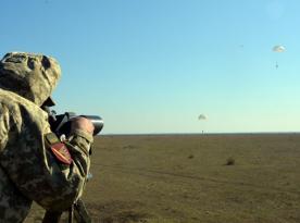 Як миколаївські десантники виконують програму парашутних стрибків: фото