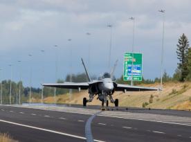 Фіни показали, чим F/A-18 кращий за Gripen під час посадки на шосе