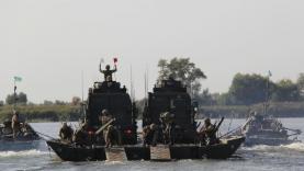 Солдати НАТО на "Козаках": ​Українські та британські десантники відпрацювали взаємодію при форсуванні водної перешкоди