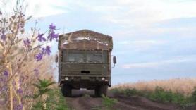 Як рашисти захищають від дронів свою колісну САУ "Гиацинт-К", яка вже дісталася до фронту