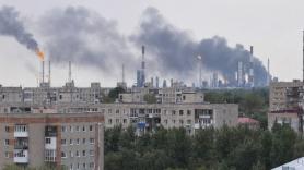 Найпотужніший російський НПЗ палає, на Омський нафтопереробний завод завітали українські дрони, що стало найдалекобійнішим ударом на понад 2500 км