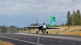 Фіни показали, чим F/A-18 кращий за Gripen під час посадки на шосе