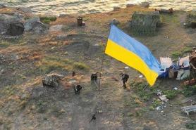 На Зміїному встановлено прапор України - тепер фізично, а не метафорично (фото та відео)