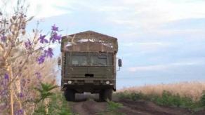 Як рашисти захищають від дронів свою колісну САУ "Гиацинт-К", яка вже дісталася до фронту