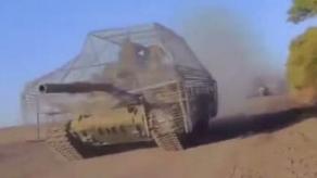 Рашисти показали кілька варіантів мангалів та кліток на Т-62 і БТС-4, і чому це не смішно