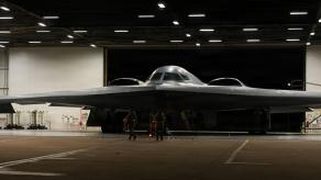 Нова нерозкрита таємниця стратегічного бомбардувальника B-2 Spirit, який помітили із загадковими білими прямокутниками