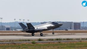 Попри "торгову війну" з США та плани на Gripen з виробництвом для України, Канада не відмовилася від F-35, перший з яких піднявся у небо