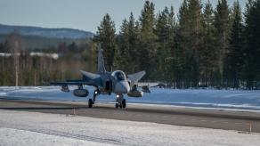 Скільки сил та часу  треба вкласти, щоб "легко та просто" експлуатувати Gripen з доріг