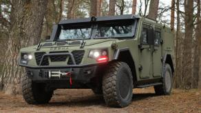 Для ЗСУ тепер можна замовляти український "Хамві" UAT.DESNA та покращений MRAP UAT.GYURZA-02 від "УкрАрмоТех"