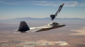 Вперше в історії пілот керував у польоті одночасно і винищувачем F-22, і безпілотним дроном-напарником MQ-20 Avenger