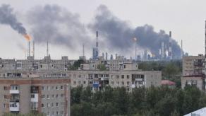 Найпотужніший російський НПЗ палає, на Омський нафтопереробний завод завітали українські дрони, що стало найдалекобійнішим ударом на понад 2500 км