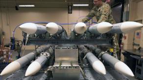США не просто зупинили допомогу Україні озброєнням, це перегляд розподілу виробництва: і варіант купити тут не рятує