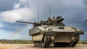 Щоб їздити на БМП Ajax солдат доведеться вчити як підводників та пілотів, бо урядовці хочуть зберегти роботу заводу