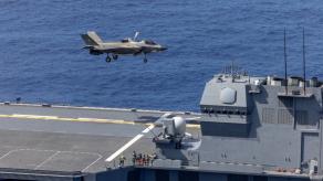 Японці модернізували свої вертольотоносці, під F-35B, але першими злетіли звідти американці та британці
