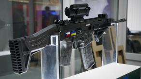 Фото зі складання CZ BREN 2​ в Україні: президенту Чехії показали перші зібрані штурмові гвинтівки