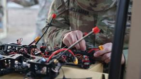 Армія США запустила мобільну майстерню для виробництва FPV-дронів просто в джунглях