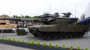 140-мм гармата вже відстрілялася на ходу, а встановлювати нема куди, бо Франція розучилася робити шасі танків